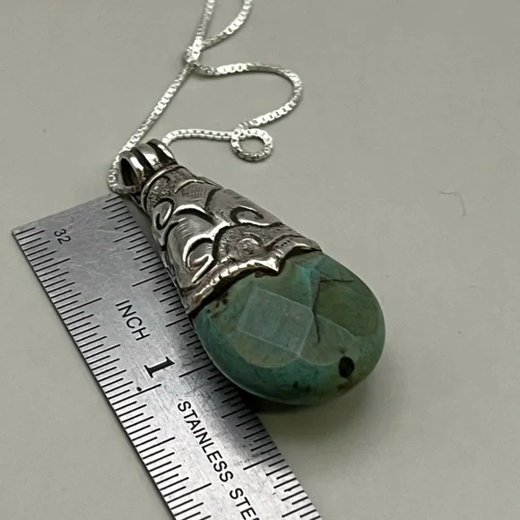Elegant Turquoise GemStone Silver Necklace with Vintage Design